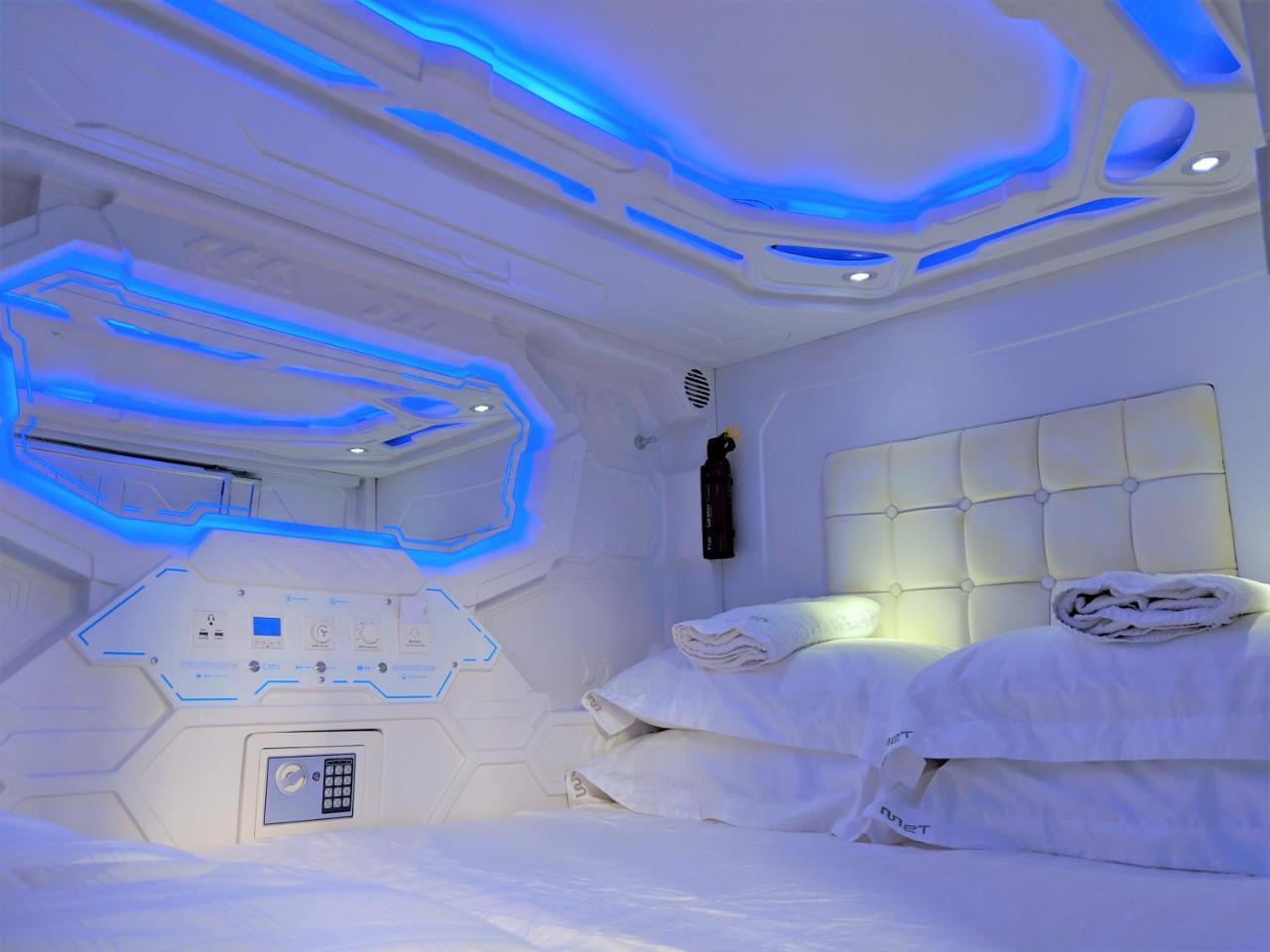 Met A Space Pod @ Boat Quay Singapore Buitenkant foto